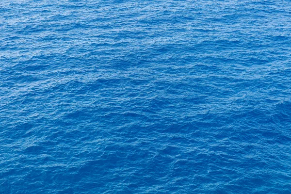 Surface bleue de la mer avec vagues vue aérienne — Photo