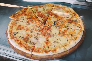 Sıcak pizza sokak restoranında sergileniyor.