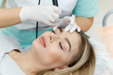 Kalıcı makyaj, kaşların dövme. Kozmetolog makyaj uygulama