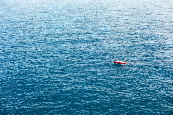 Båt på blå havet yta antenn utsikt. Naturbakgrund — Stockfoto