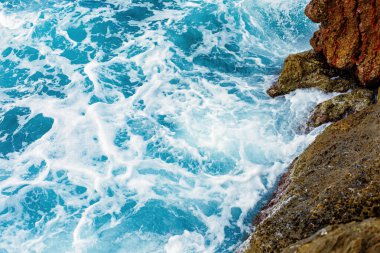 Sahil şeridi kayalıklarının temiz turkuaz suyu manzarası