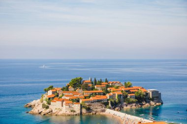 Karadağ 'daki Sveti Stefan adası, hava manzaralı