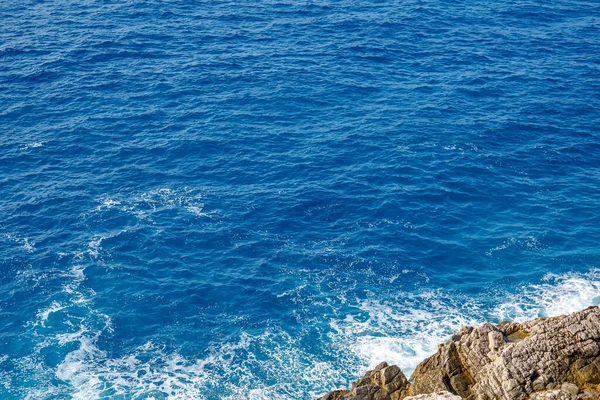 Vista de las rocas de la costa con agua azul clara —  Fotos de Stock