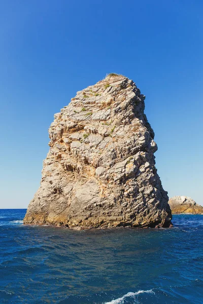 Άποψη βράχου με καταγάλανα νερά — Φωτογραφία Αρχείου