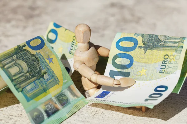 Деревянная кукла с банкнотами в сотой евро. Концепция бизнеса — стоковое фото