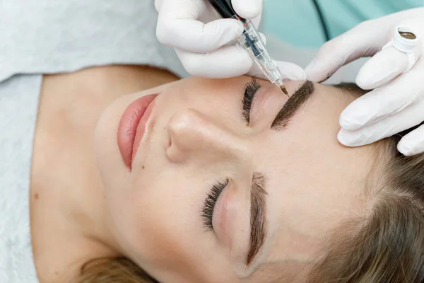 Maquiagem permanente, tatuagem de sobrancelhas. Cosmetologist aplicando maquiagem — Fotografia de Stock
