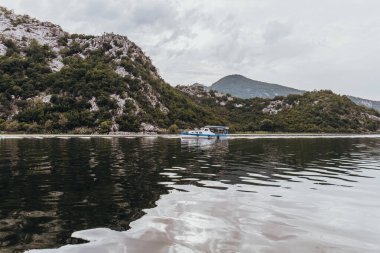 Rijeka crnojevica, mongro - 11 Eylül 2019: Turistik tekne, Skadar Gölü gezisi