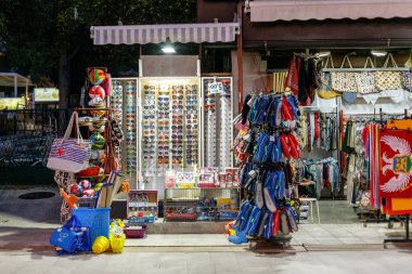 Petrovac, Karadağ - 18 Eylül 2019: Güneş gözlüklü ve ayakkabılı sokak dükkânı