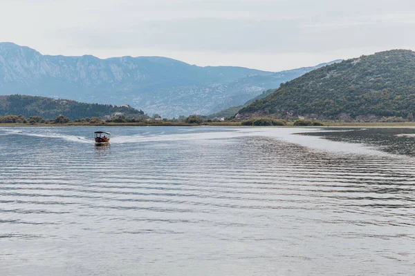 Rijeka crnojevica, montenegro - září 11, 2019: Turistická loď, Skadarské jezero — Stock fotografie