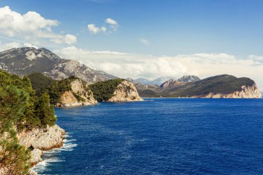 Deniz ve dağlar manzaralı. Karadağ 'da Petrovac na Moru