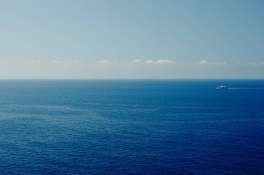Mavi deniz yüzeyinde hava manzaralı bir tekne. Doğa arkaplanı