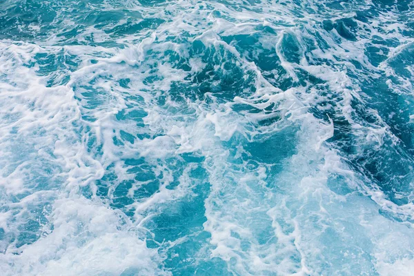 Fundo de superfície do mar azul-turquesa com ondas salpicantes — Fotografia de Stock