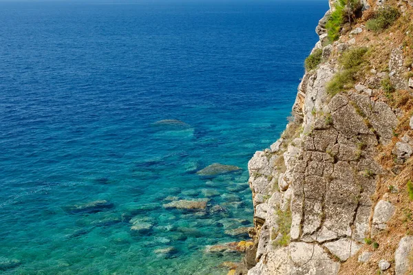 Mare Mediterraneo costa rocciosa con acqua turchese — Foto Stock