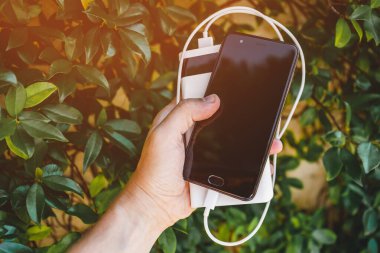 Cep telefonunu şarj etmek, akıllı telefonu şarj etmek.