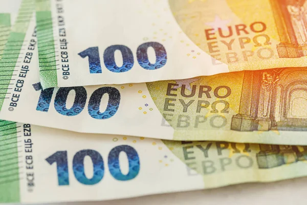 Три сотых банкноты евро макро крупным планом. Деньги или бизнес-концепция — стоковое фото