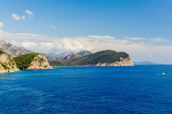 Vista mare e montagne. Petrovac na Moru in Montenegro — Foto Stock