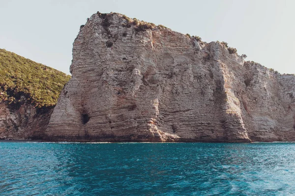 Veduta delle rocce costiere con acque turchesi chiare — Foto Stock