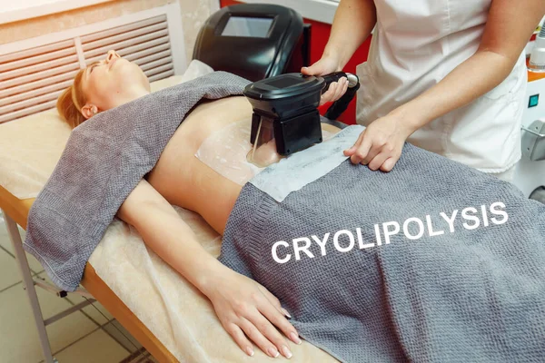 Mujer recibiendo criolipólisis procedimiento de tratamiento de grasa en el salón de belleza —  Fotos de Stock