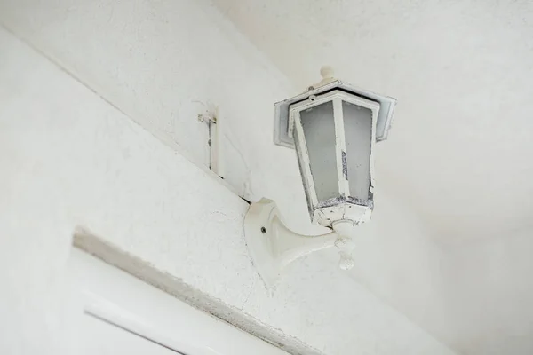 Белый старый фонарь на улице висит над дверью дома — стоковое фото