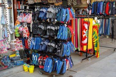 Petrovac, mongol - 18 Eylül 2019: Renkli ayakkabılar, kumlar ve parmak arası terlikler