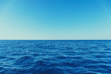 Dalgalar ve ufuklarla mavi deniz yüzeyi
