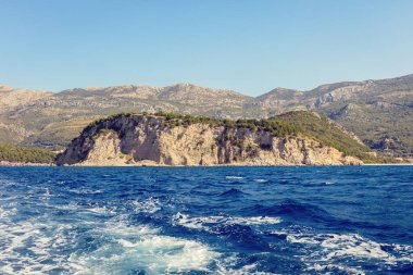 Su sıçratan dalgalarla mavi deniz yüzeyi, gemiden manzara