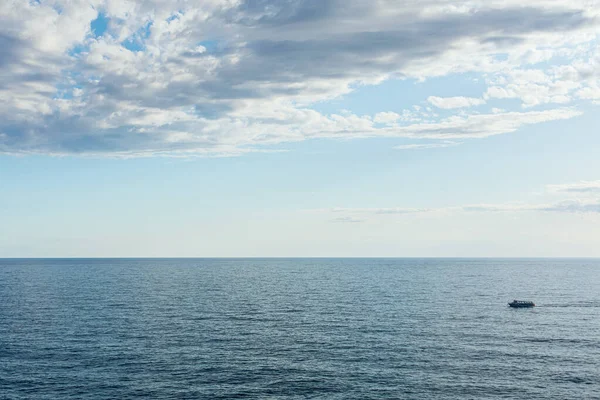 青い海の表面の空の景色にボート。自然背景 — ストック写真