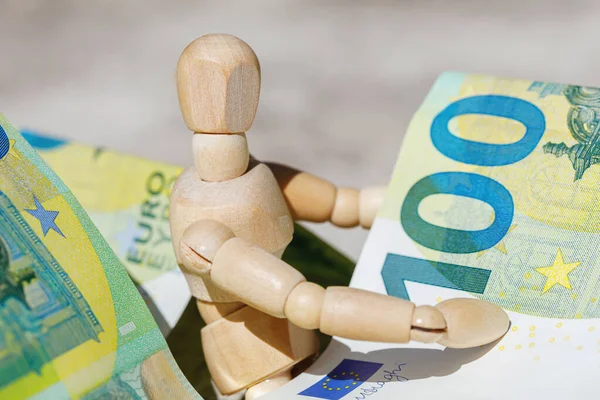 Деревянная кукла с банкнотами в сотой евро. Концепция бизнеса — стоковое фото