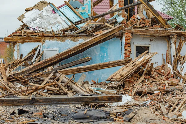 Eski harabe ev enkazı. Kalıntılar içindeki inşaat parçaları yığını.