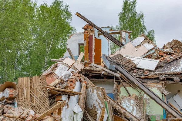 Een Puinhoop Van Een Oud Verwoest Huis Stapel Bouwfragmenten Ruïnes — Stockfoto