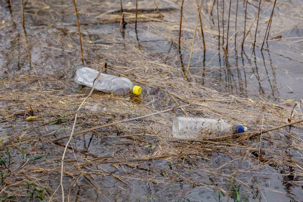 河流中的塑料和玻璃瓶 垃圾污染概念 — 图库照片