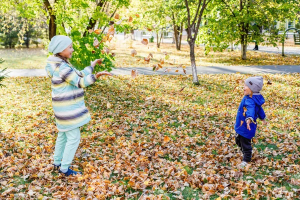 Pojke Och Flicka Höstparken Barn Som Roar Sig Med Gula — Stockfoto