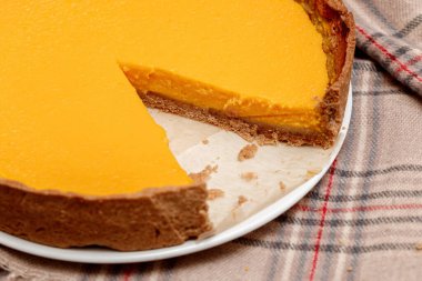 Şenlikli, taze pişmiş sonbahar balkabağı turtası. Kırsal arka planda.