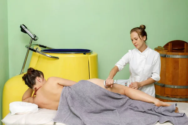 Donna Ottenere Procedura Massaggio Sottovuoto Nel Salone Bellezza Trattamento Anticellulite — Foto Stock