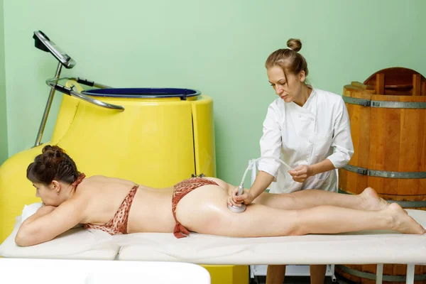 Kobieta Przechodzi Zabieg Masażu Próżniowego Salonie Piękności Leczenie Antycellulitowe — Zdjęcie stockowe