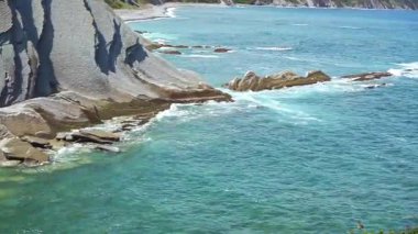 Kum ve deniz manzaralı panoramik bir sahil videosu, tatil, turizm ve rahatlama sahneleri için ideal sakin bir doğal manzara..