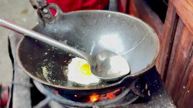 Geleneksel olarak yumurta ve sebzelerle haşlanmış erişte pişirme işlemi ve sokak satıcılarının büyük ateş alevleri..