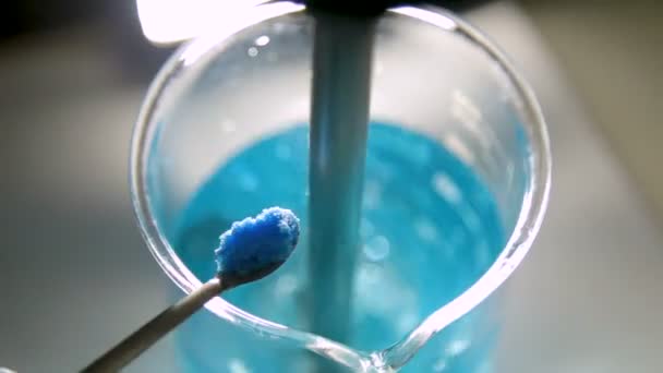 Chemische Bechergläser Farbe Flüssigkeit Wissenschaft — Stockvideo