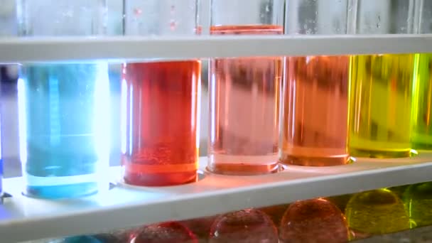 Ποτήρι Ζέσεως Των Χημικών Χρωμάτων Υγρό Επιστήμη — Αρχείο Βίντεο