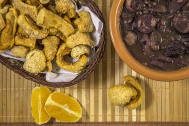 Feijoada Brezilyalı geleneksel gıda torresmo