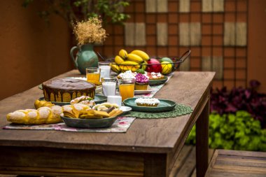 Kahvaltı masası tipik dekore edilmiş