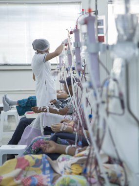 Ekipmanlardaki insanlarda hemodiyaliz