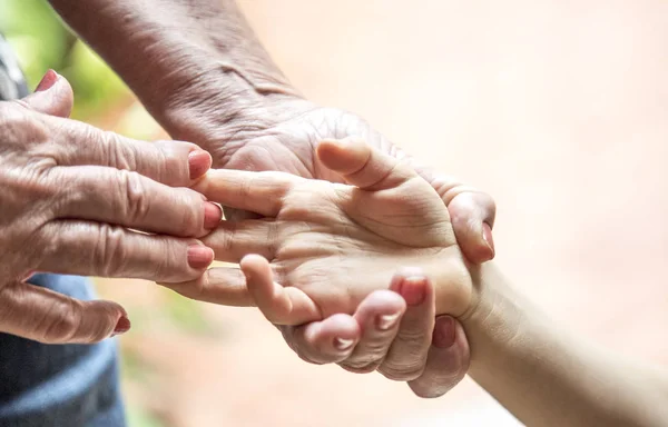 Mano Una Anciana Sosteniendo Mano Niño —  Fotos de Stock