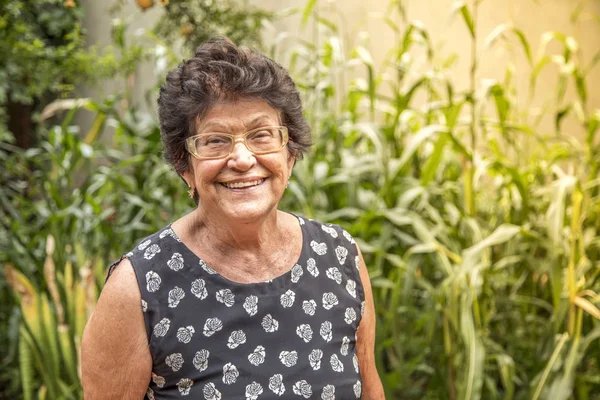 Feliz Velha Mulher Sorrindo Feliz Velhice — Fotografia de Stock