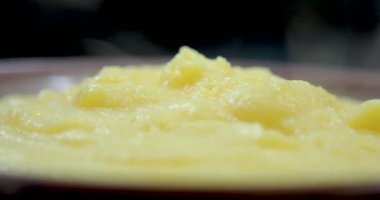 duman plaka üzerinde bırakarak lezzetli sıcak polenta