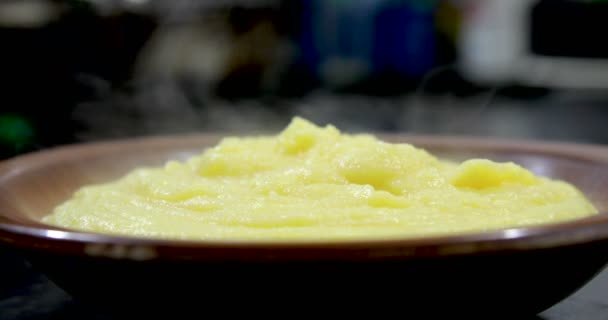 Délicieuse polenta chaude laissant tomber de la fumée sur l'assiette — Video