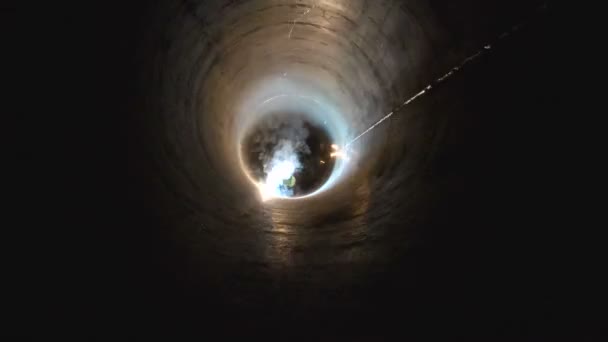 Soudage tube métallique étincelle feu — Video