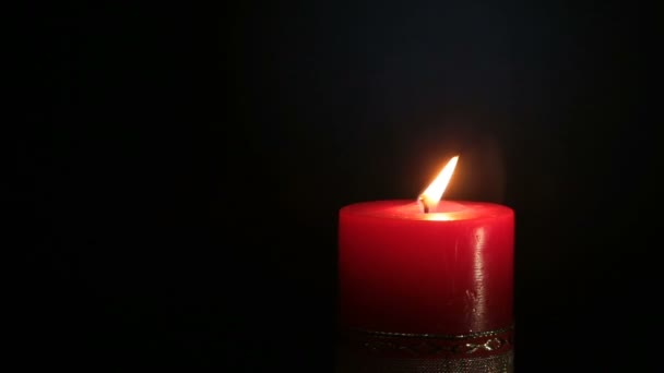 Kerze rot schöner Hintergrund schwarz — Stockvideo