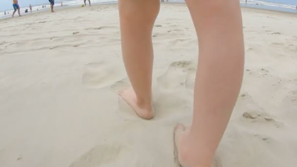 Promenader längs stranden — Stockvideo