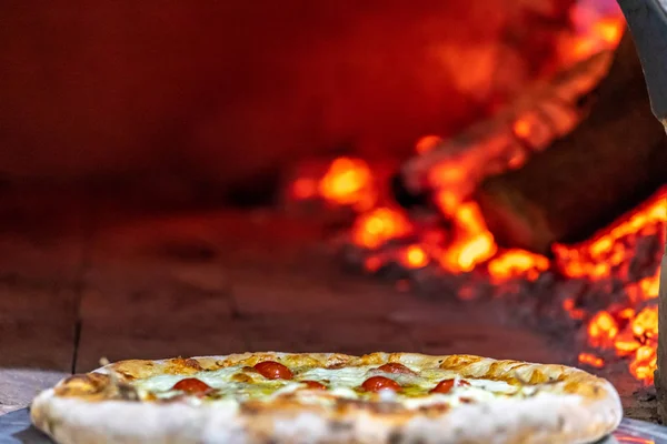 Deliciosa Pizza Asada Horno Leña Tradicional — Foto de Stock